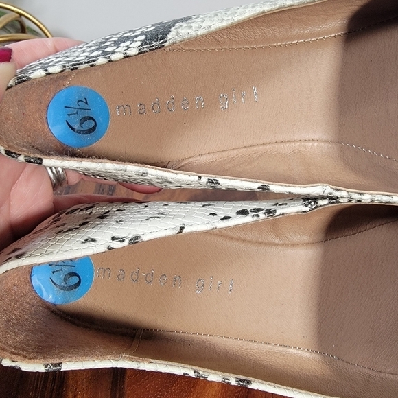 Madden Girl Snake Print Flats Pointed Toe Loafers Size 6.5 - Picture 13 of 14